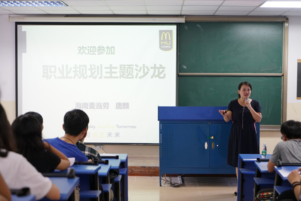 1540824869980307.jpg 招聘会2.jpg